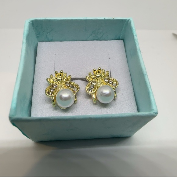 Kendra Scott Jewelry - Gold and White Floral Pearl Earrings “Queen Bee”